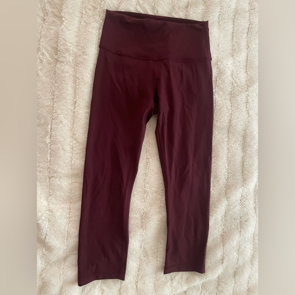 Lululemon burgundy/ maroon/ size 6 cropped leggings EUC